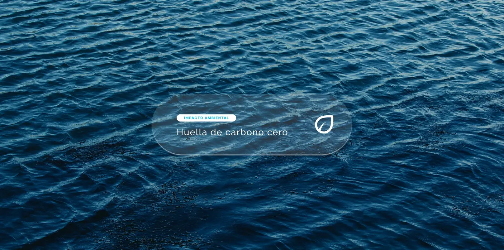 Superficie de agua con la pastilla de vidrio de huella de carbono cero