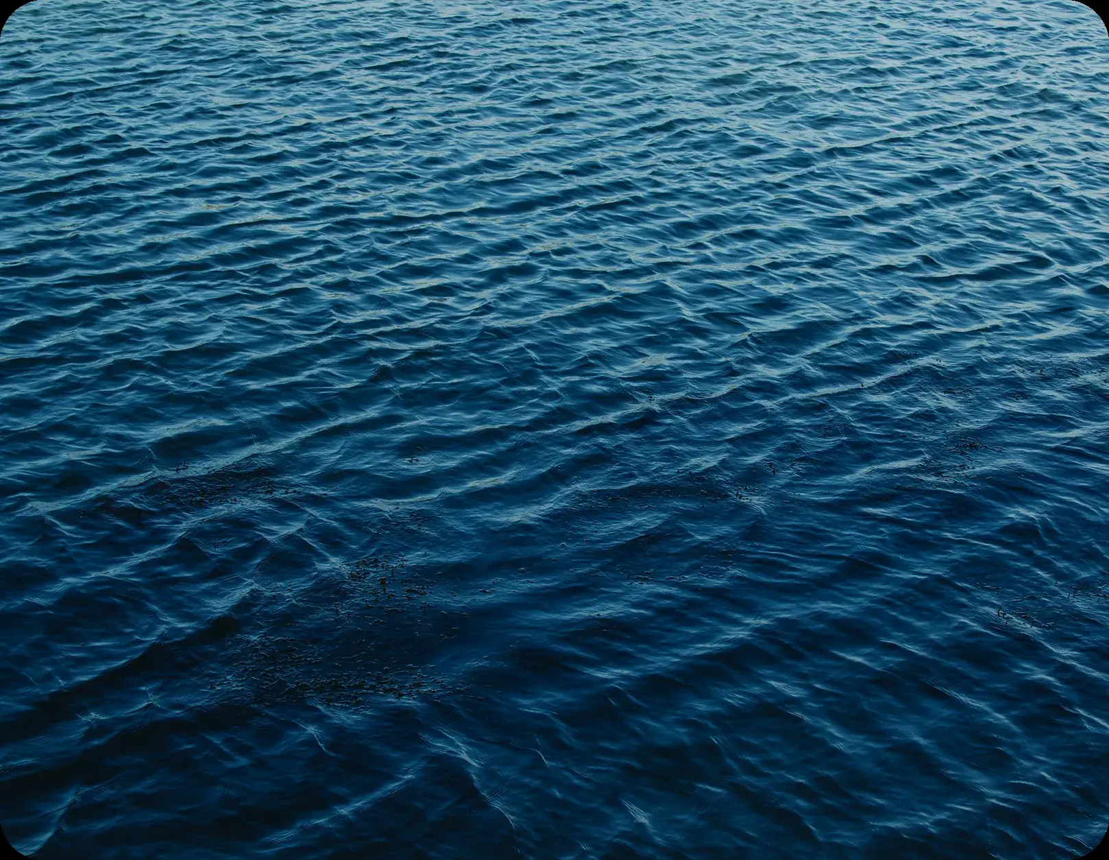 Superficie de agua en azul profundo