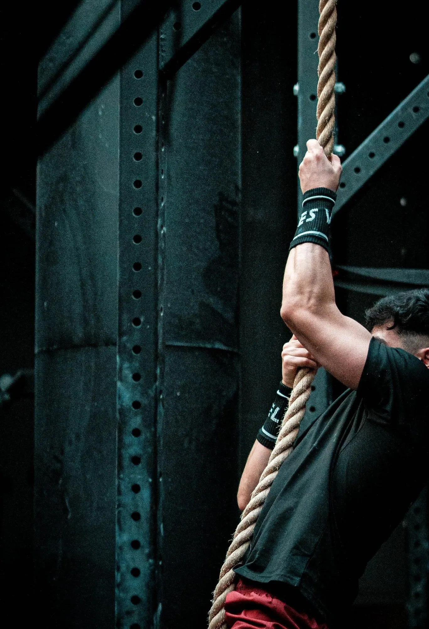 Persona subiendo la cuerda en CrossFit Diagonal