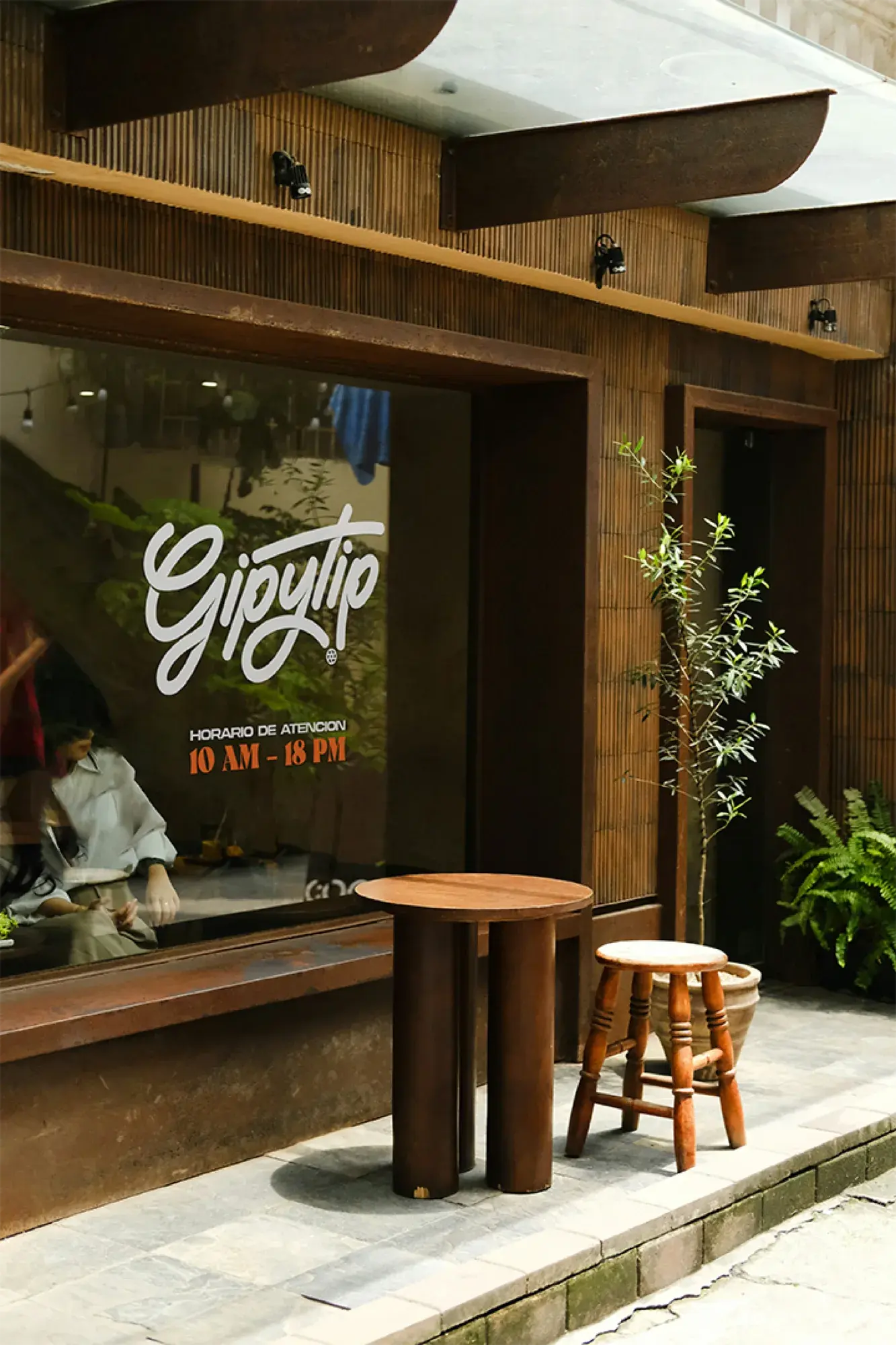 Rótulo de Gipytip en la fachada de un local
