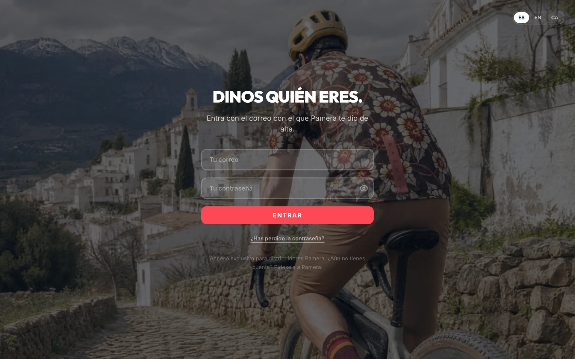 Pantalla de acceso del catálogo B2B de Pamera sobre una fotografía de ruta