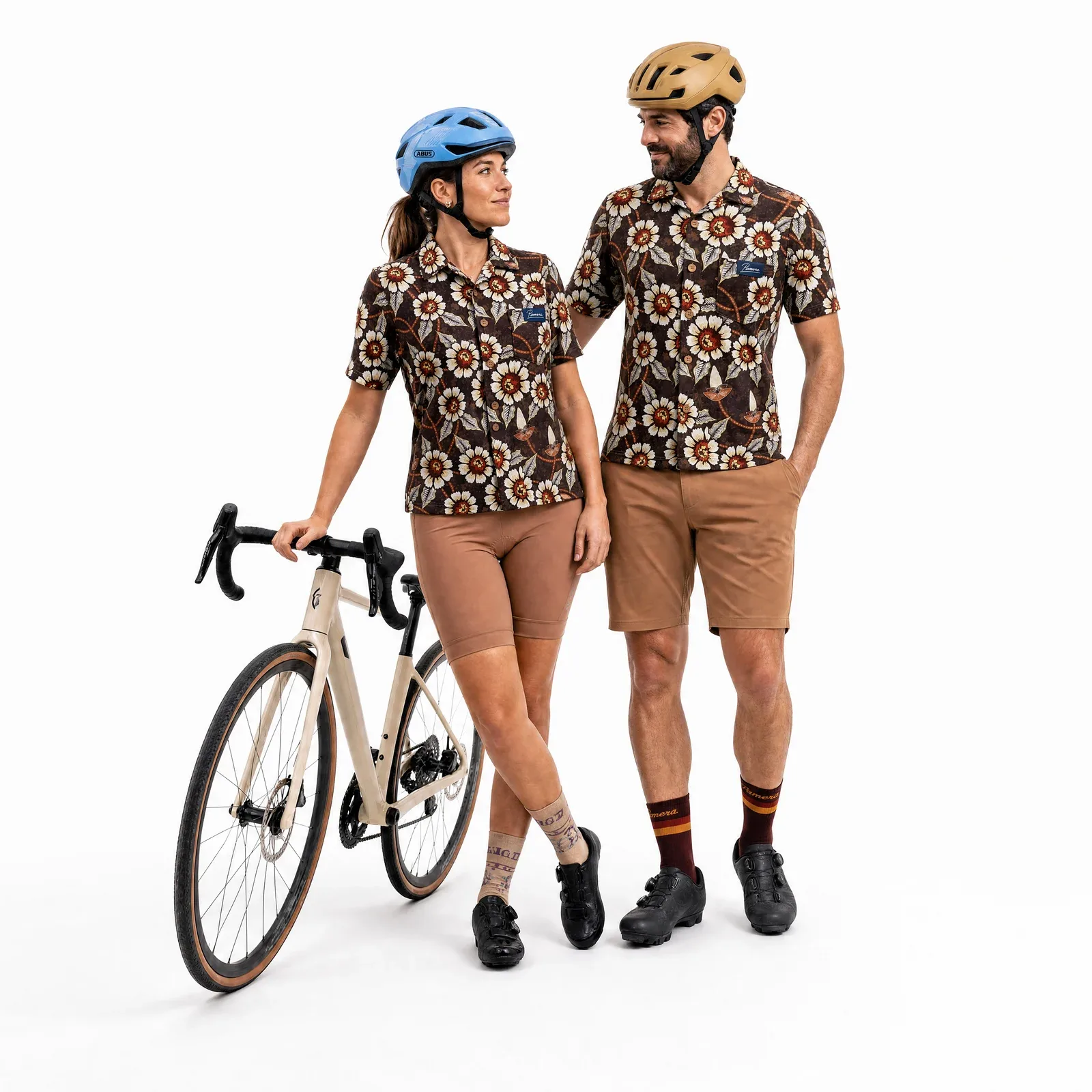 Pareja con equipación Pamera en fondo de estudio blanco