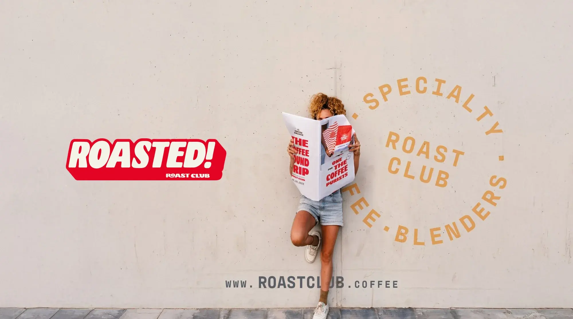 Cartel de Roast Club con el sticker ROASTED! y una persona leyendo el periódico de la marca contra la pared