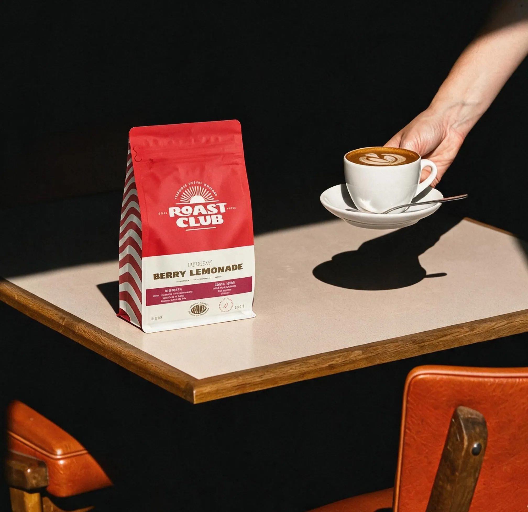 Bolsa Berry Lemonade y un café sobre una mesa al sol