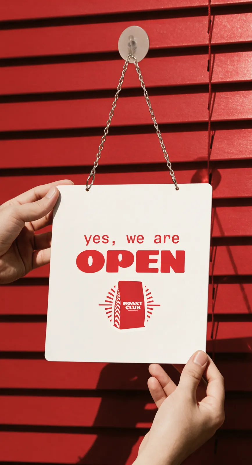 Cartel OPEN colgado en la puerta