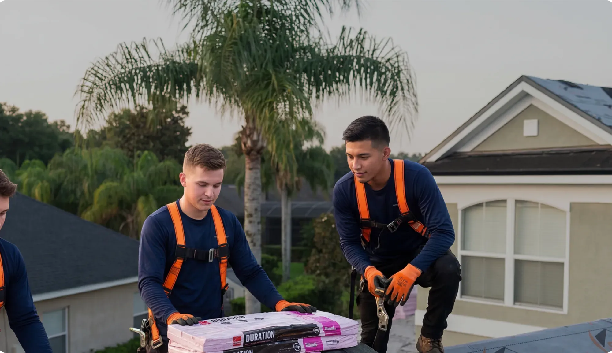 Equipo de instaladores de SYL descargando material en una obra en Florida